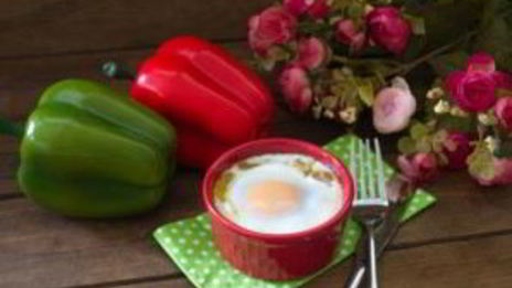 завтрак из сосисок и яиц