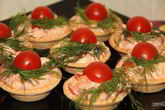 Закуска с рыбой, помидорами и сыром