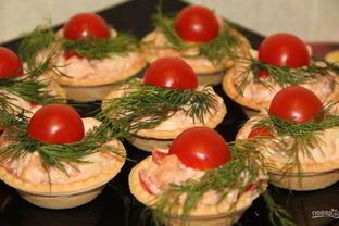 Закуска с рыбой, помидорами и сыром