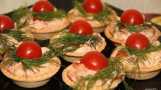 Закуска с рыбой, помидорами и сыром