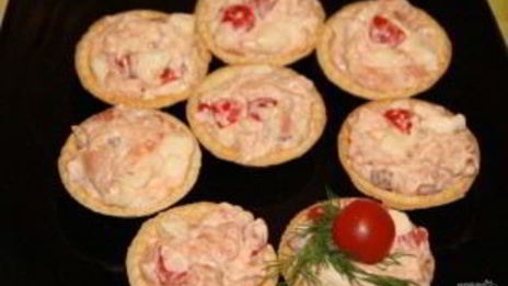 закуска с рыбой, помидорами и сыром