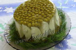 Заливное с курицей, яйцами и горошком