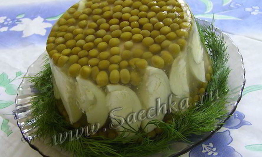 Рецепт заливного с курицей, яйцами и горошком