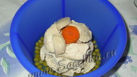 заливное с курицей, яйцами и горошком