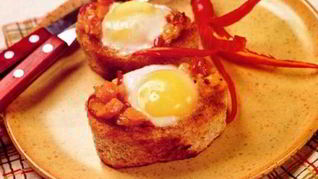 Запеченные яйца в хлебных стаканчиках