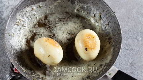 жаренные с травами вареные яйца
