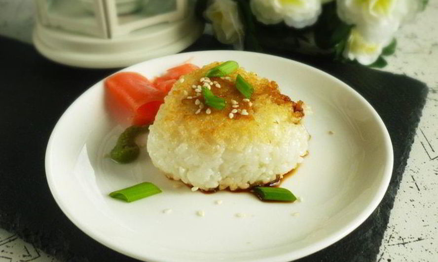 Рецепт жареных онигирей с тунцом в соусе мисо