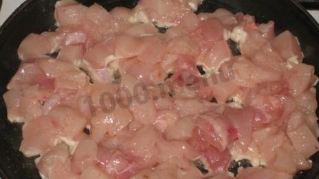 жульен с курицей и грибами на сковороде