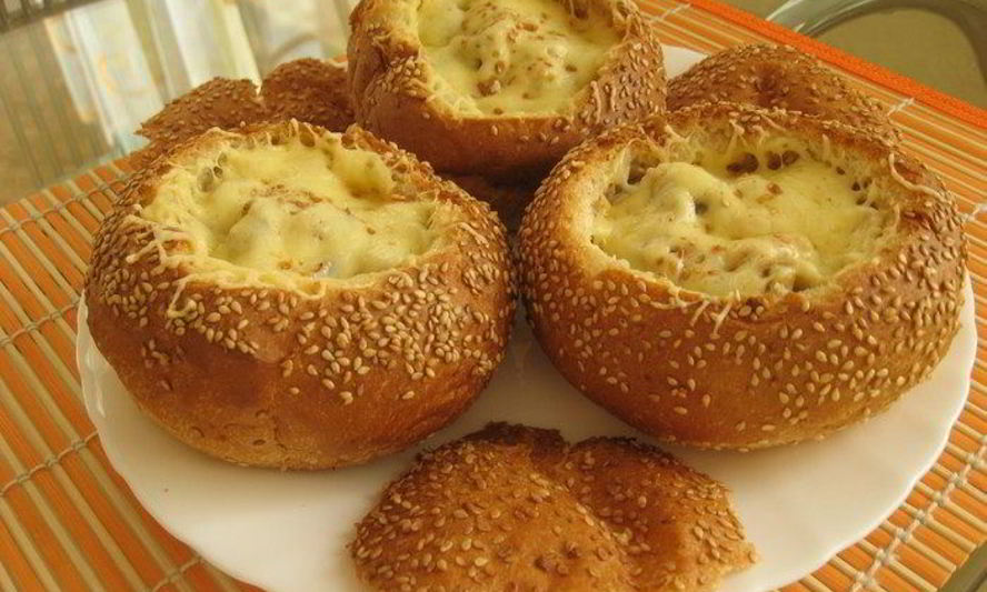 Рецепт жульена в булочке с кунжутом