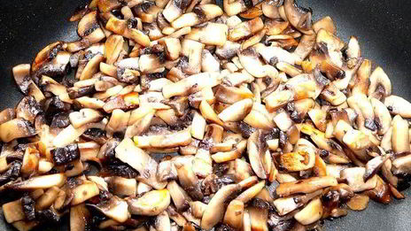 жюльен с курицей и грибами в булочках