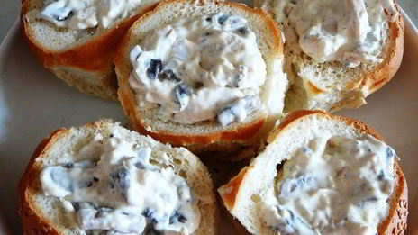 жюльен с курицей и грибами в булочках