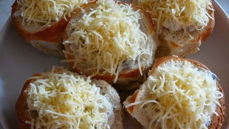 жюльен с курицей и грибами в булочках