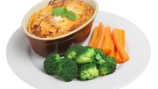 Жюльен с ветчиной, цветной капустой, брокколи и зеленым горошком